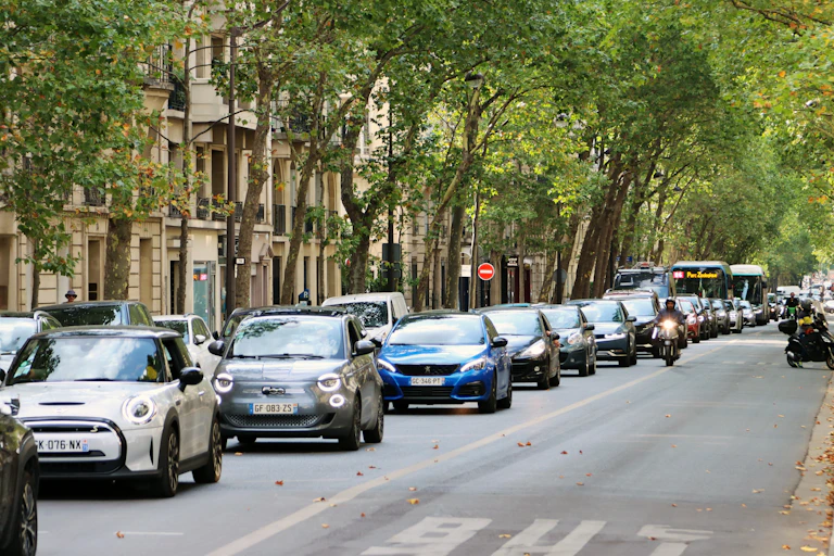 file de voiture dans paris