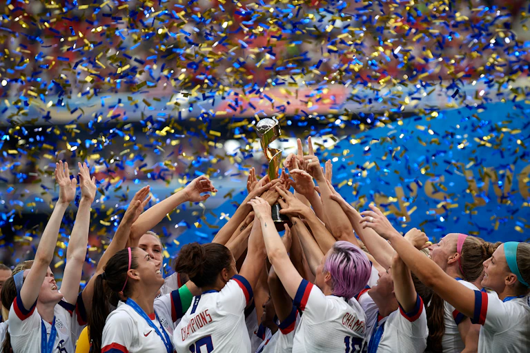 L'équipe de football américaine levant son trophée.