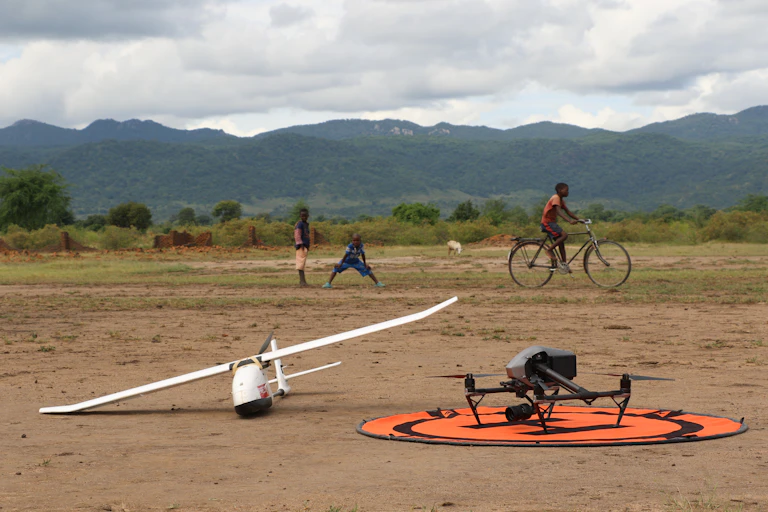 Deux drones dans une zone rurale du Malawi.