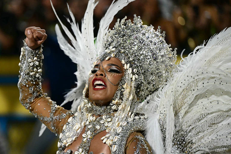 Une danseuse de l'école de samba Imperatriz Leopoldinense lors de la première nuit du carnaval au Sambadrome Marques de Sapucai à Rio de Janeiro, au Brésil, le 3 mars 2025.