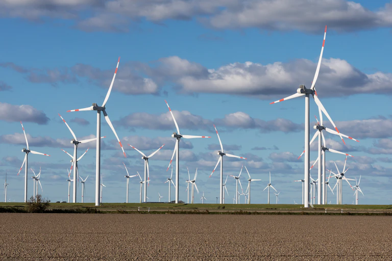 Parque eólico con muchas turbinas eólicas o molinos de viento cerca de Alemania, cerca del Mar del Norte.