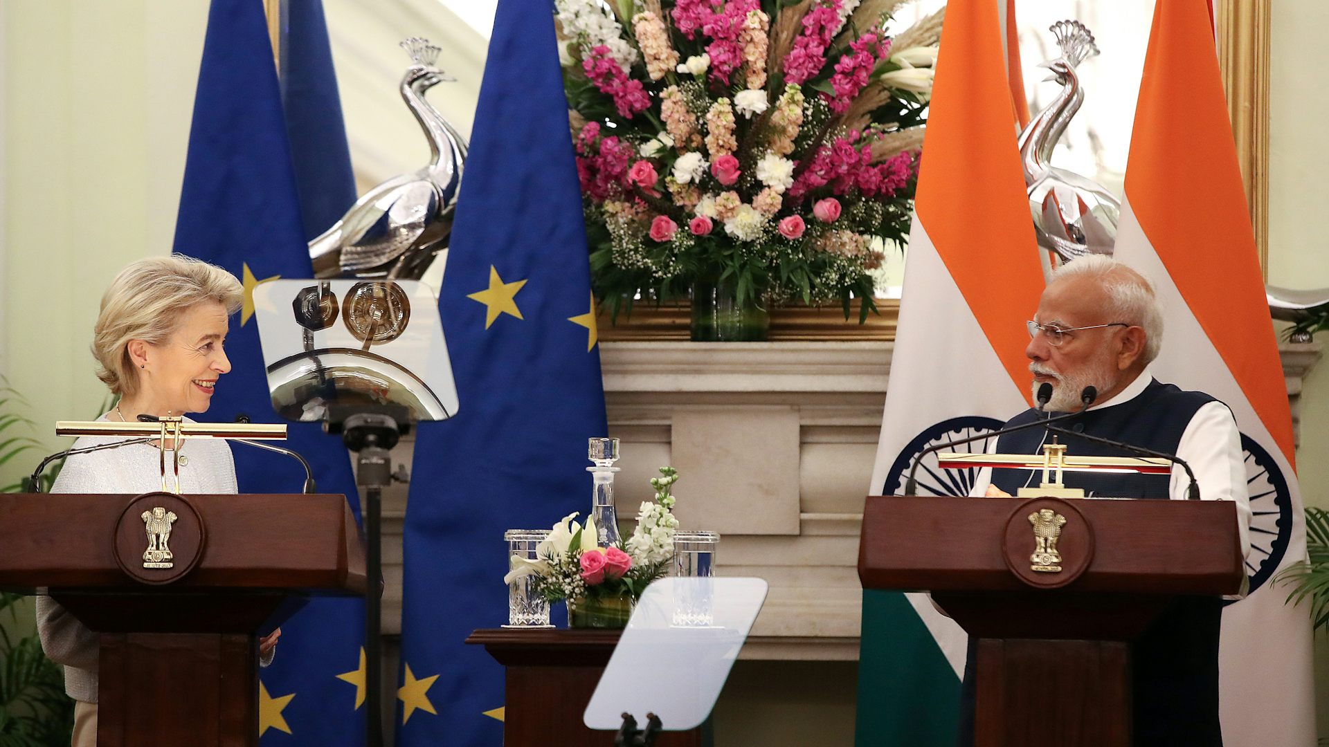Ursula von der Leyen and Narendra Modi holding a press conference.