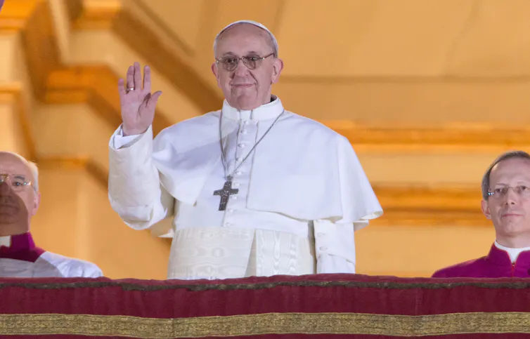 El papa Francisco saluda desde un balcón.