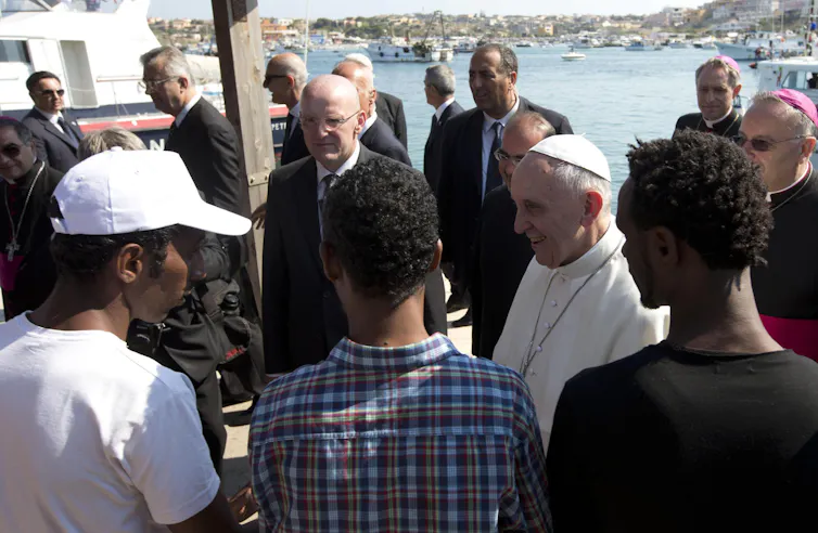 El papa hablando con migrantes.