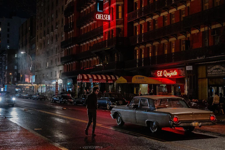 Un hombre cruza una calle en una ciudad en los años 60.