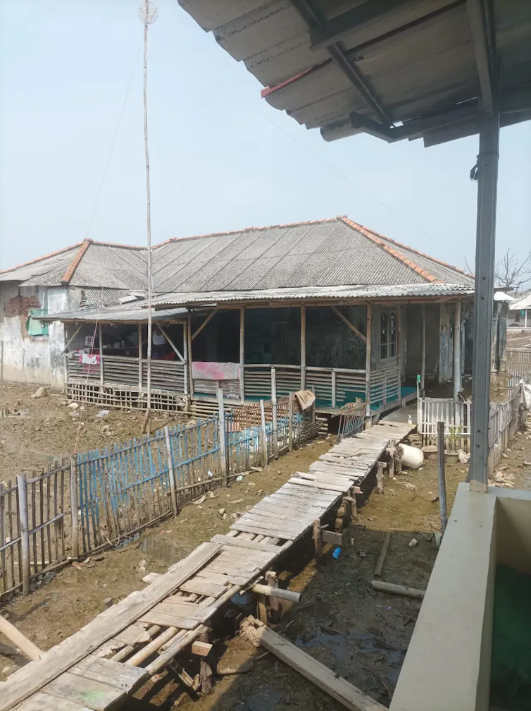 Membangun jembatan yang dapat menghubungkan rumah dengan jalan utama