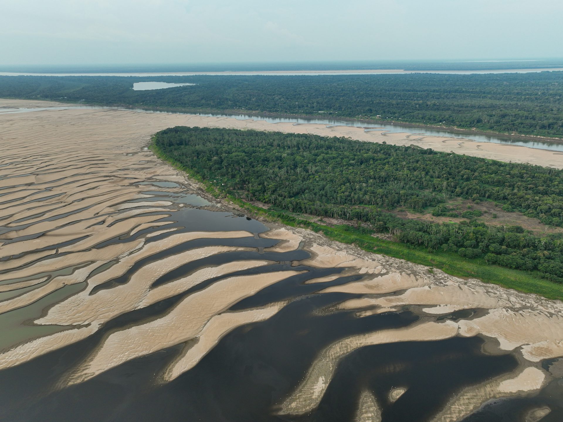 Foto mostra o curso do rio quase seco, com bancos de areia onde deveria estar correndo a aguar