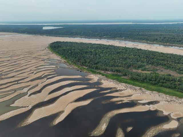 Foto mostra o curso do rio quase seco, com bancos de areia onde deveria estar correndo a aguar