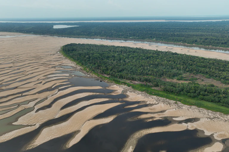 Foto mostra o curso do rio quase seco, com bancos de areia onde deveria estar correndo a aguar