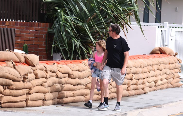 file-20250307-56-v7my42.jpg?ixlib=rb-4.1 How can parents talk to their kids about Cyclone Alfred?