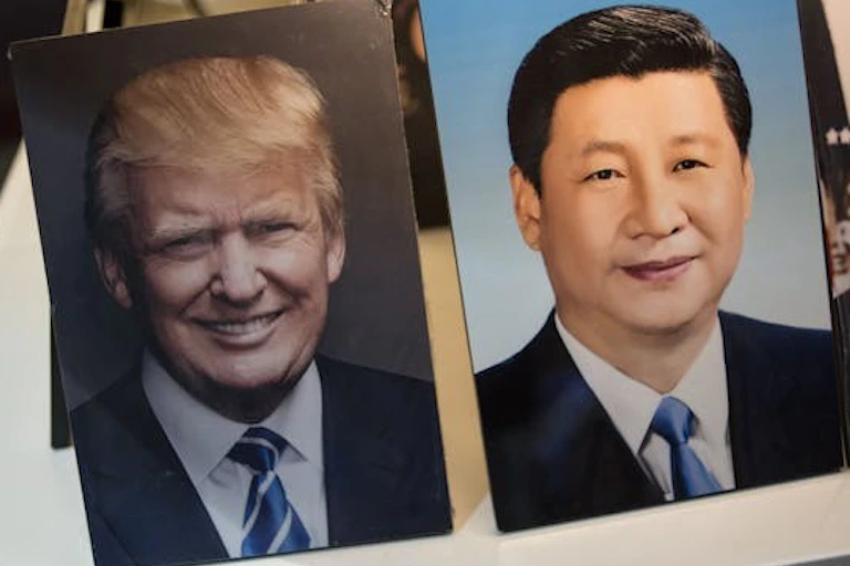 Photographies encadrées du président chinois Xi Jinping (à droite) et du président américain Donald Trump.