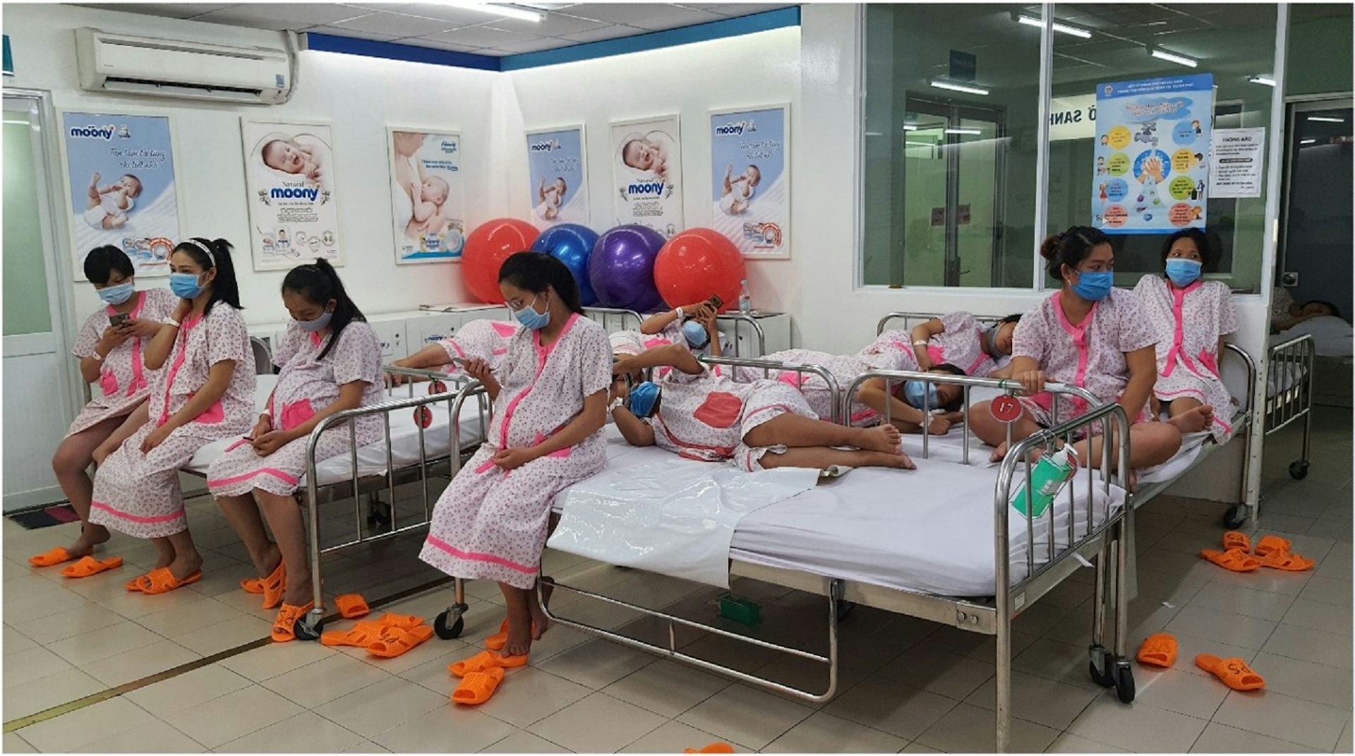 Patientes en attente de prise en charge à la maternité de l’hôpital Hùng Vuong