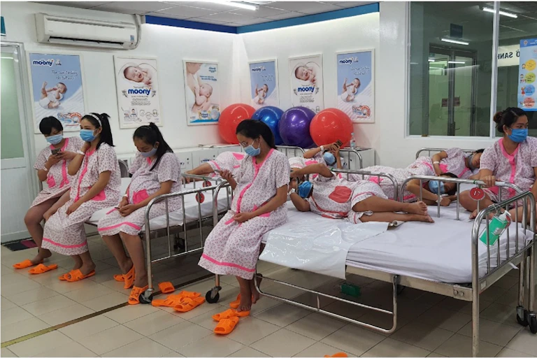 Patientes en attente de prise en charge à la maternité de l’hôpital Hùng Vuong