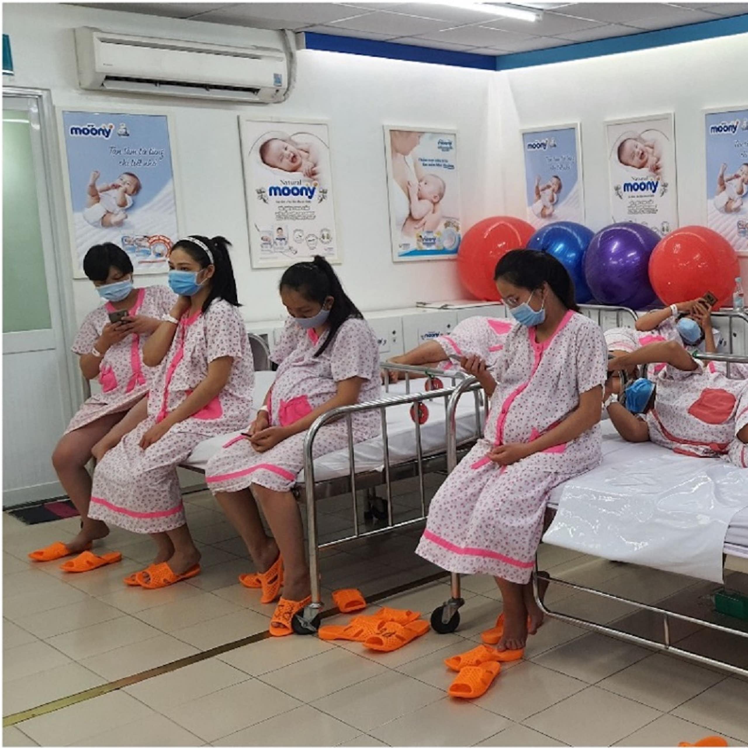Patientes en attente de prise en charge à la maternité de l’hôpital Hùng Vuong