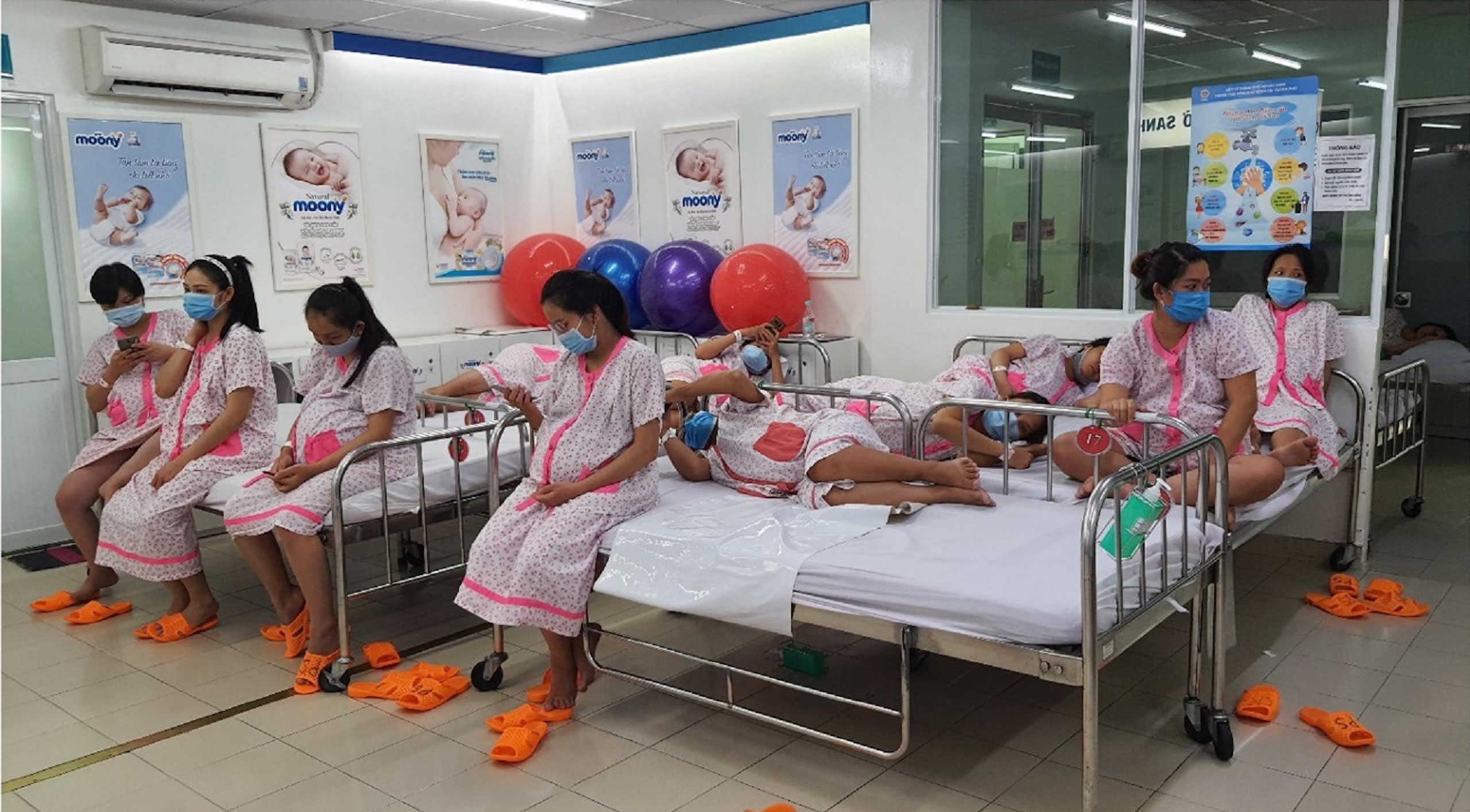 Patientes en attente de prise en charge à la maternité de l’hôpital Hùng Vuong