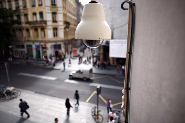 Les traitements algorithmiques peuvent dorénavant augmenter les performances des caméras de vidéosurveillance.