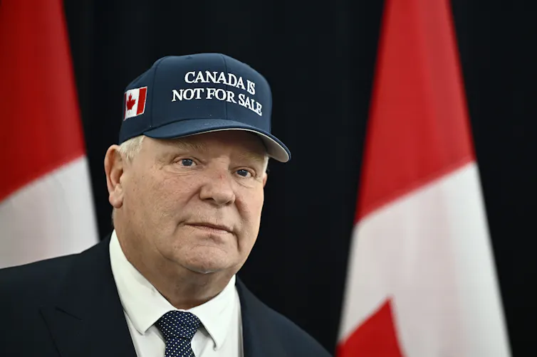 El primer ministro Doug Ford lleva un sombrero azul oscuro que dice