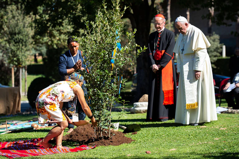 Indigenous people with Pope Francis in gardens