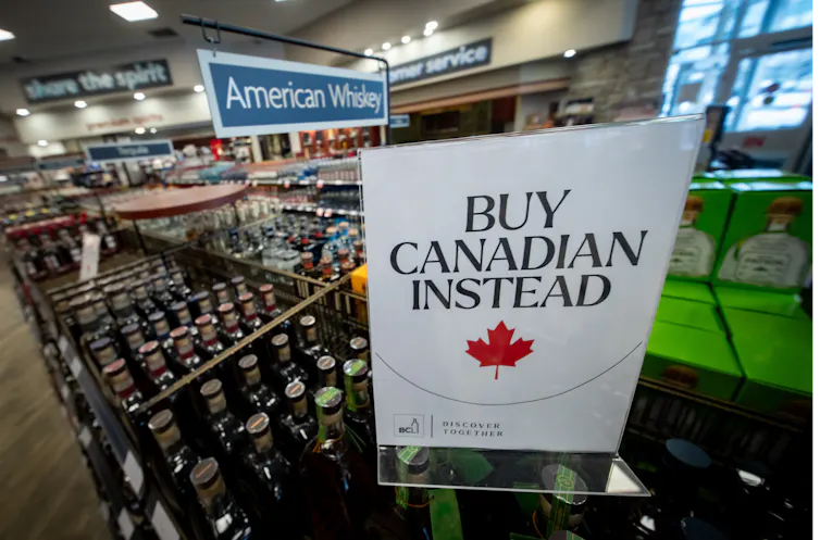 Un letrero en una tienda de bebidas alcohólicas lectura