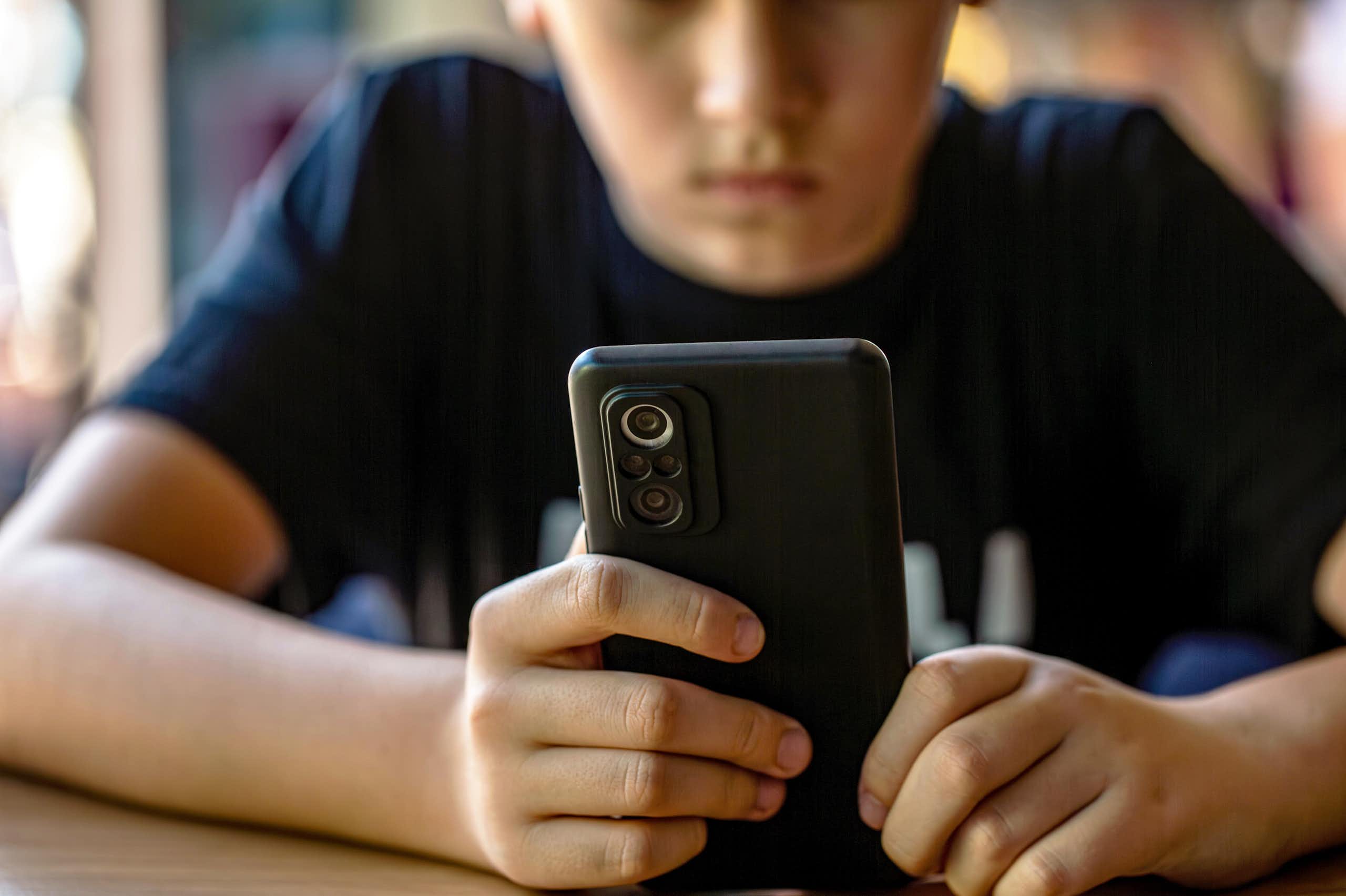 El consumo temprano o excesivo de pornografía y su efecto en la salud física y mental del adolescente