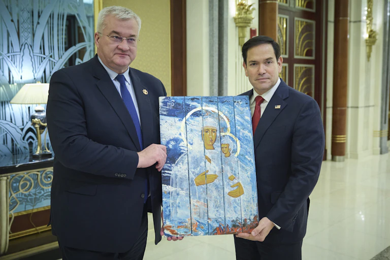 O ministro das Relações Exteriores da Ucrânia, Andrii Sybiha, presenteia o secretário de Estado dos EUA, Marco Rubio, com um ícone religioso pintado na tampa de uma caixa de munição.