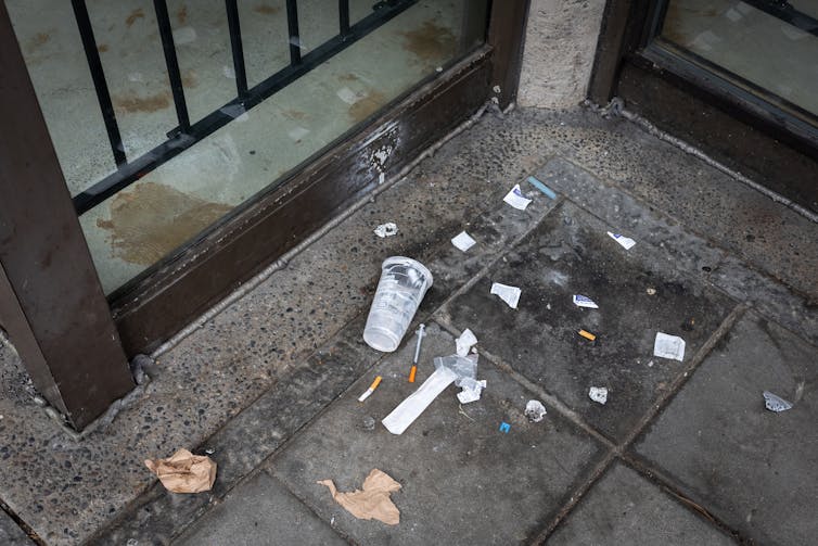 Managers, the best way to get out of details about bubbles to decrease conflicts? 1 Used needle, syringe, cigarette and plastic waste thrown into the street by a drug addict