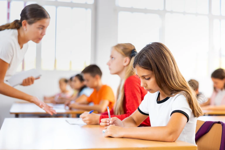 Une enseignante parle à ses élèves