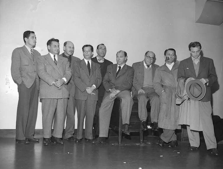 Foto en blanco y negro de nueve hombres.