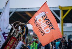 La bandera naranja lee a cada hijo de las cosas. '