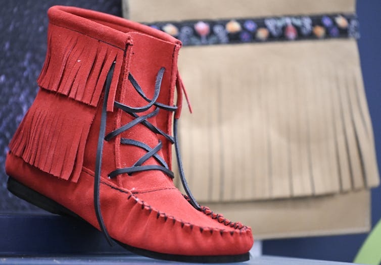 El mocasín rojo se sienta sobre la mesa