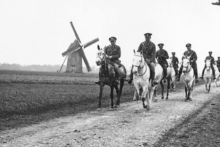 Cavaliers de l'armée britannique en 1918. Photo prise par un photographe de guerre employée par l'armée britannique.