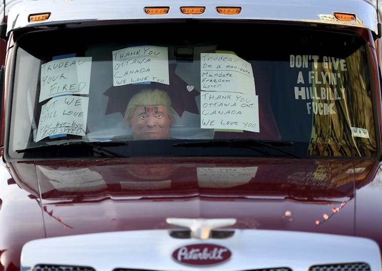 Retire a Donald Trump detrás del parabrisas del camión.