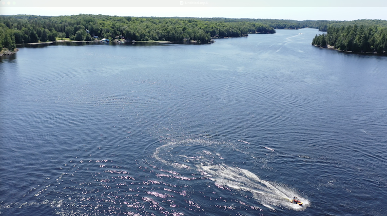 Jet Ski crea una serie de despertadores en un lago virgen.