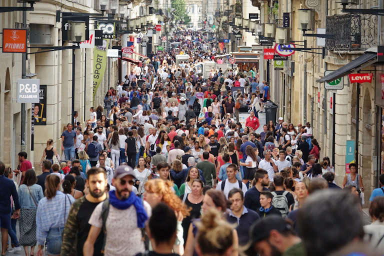 Foule dans le rue Sainte-Catherine à Bordeaux
