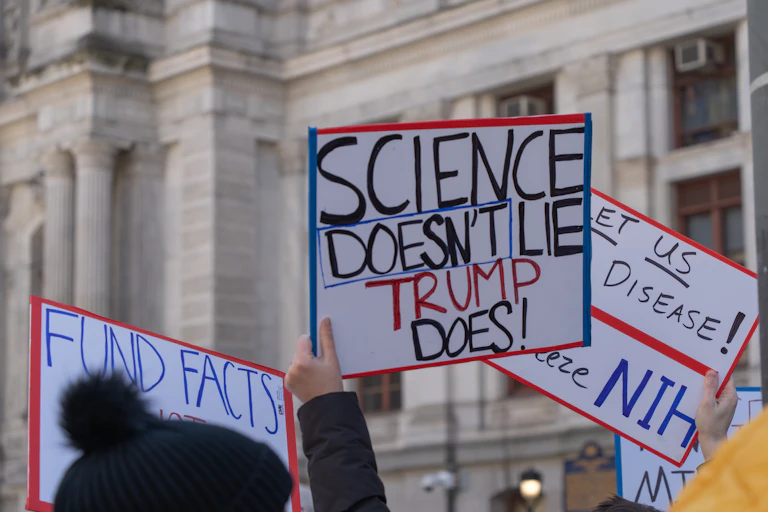 « La science ne ment pas, Trump si », dit cette pancarte brandie à l'occasion d'une manifestation.