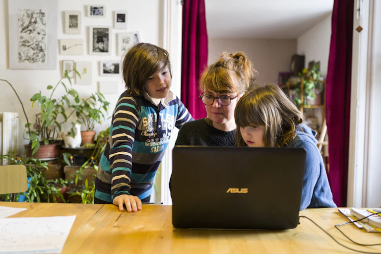 Une famille consulte les devoirs scolaires lors du confinement, en mars 2020, à Mulhouse.