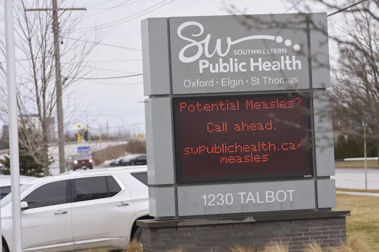 Señal electrónica al aire libre con advertencias de sarampión