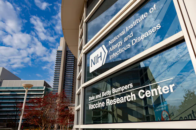 Aux États-Unis, le Centre de recherche sur les vaccins de l’Institut national des allergies et des maladies infectieuses (NIAID) des NIH, un leader mondial dans le développement de vaccins y compris contre le Covid-19, (Bethesda, Maryland, en novembre 20