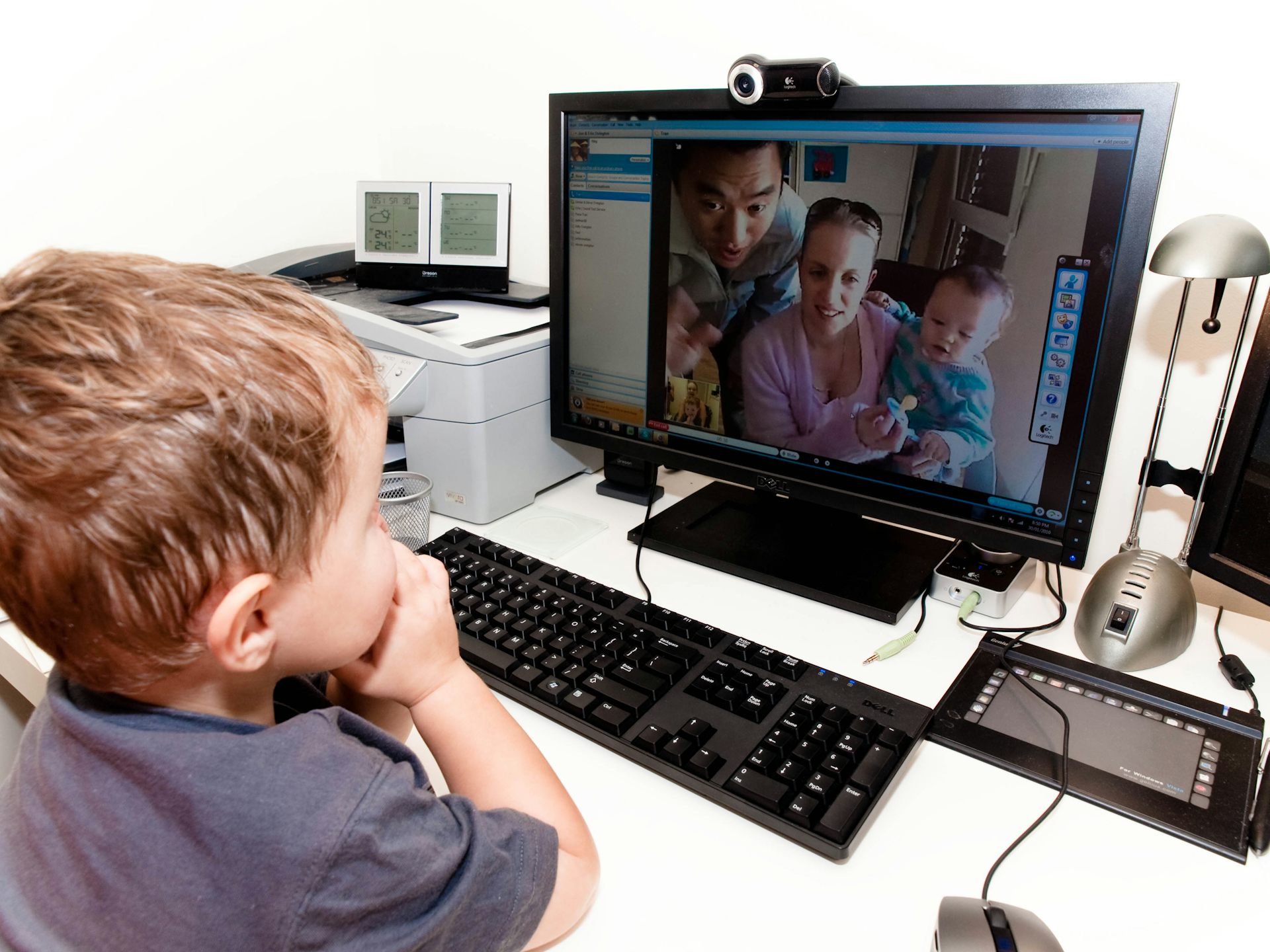 Случайное общение по камере. Компьютер для детей. Ребенок за компьютером. Общение с компьютером. Компьютер картинка для детей.