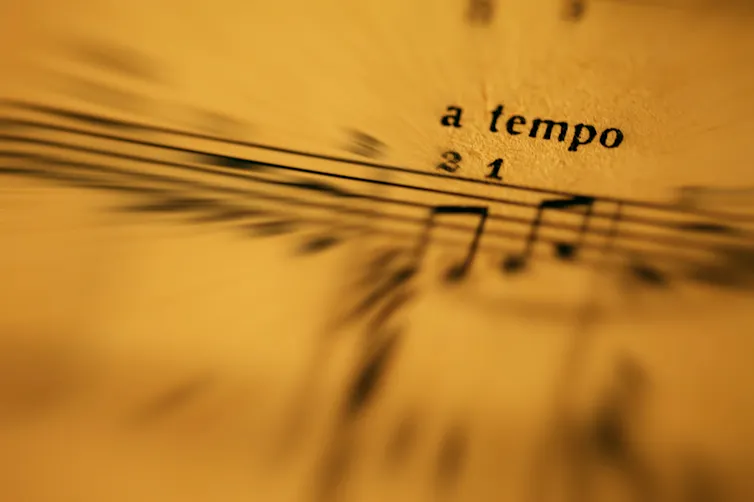 Fotografía de una partitura que indica 'a tempo'