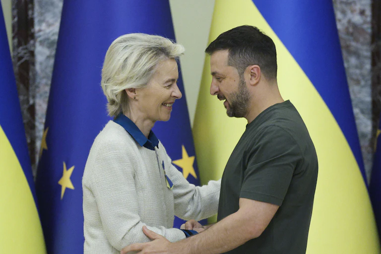 Ukrainian President Volodymyr Zelensky (R) and European Commission President Ursula Von der Leyen