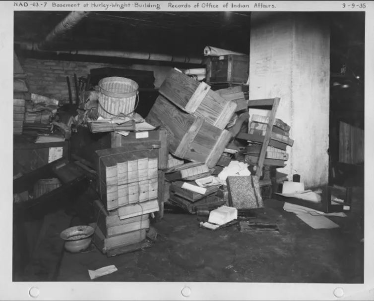 Incendios, guerras y burocracia: varios viajes para establecer un archivo nacional estadounidense 1 Una habitación desordenada con muebles y documentos ubicados por accidente.