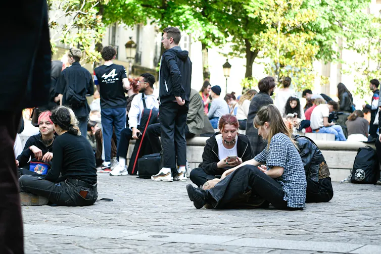 Des étudiants rassemblés avant une manifestation place de la Sorbonne en 2022