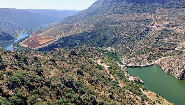 Una presa entre montañas