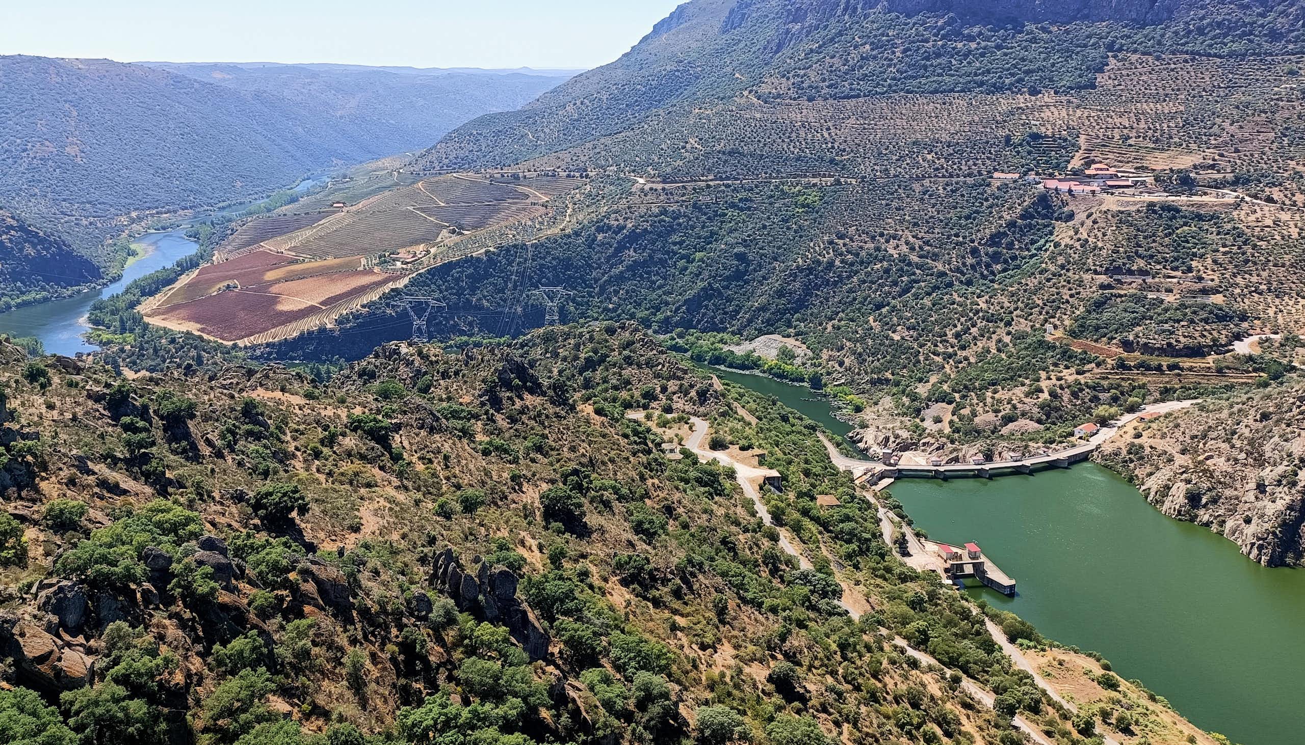 Una presa entre montañas