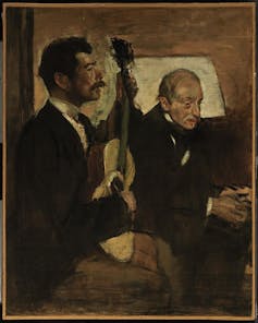 Pintura que retrata a un señor mayor escuchando a otro hombre tocar la guitarra.