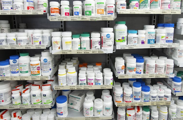 Se observan medicamentos recetados en los estantes de la farmacia