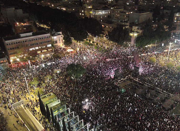 Uma foto aérea mostra milhares de pessoas em uma praça da cidade