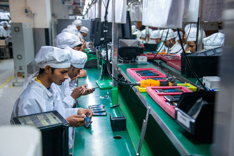 Employés dans une usine de fabrication de téléphone.
