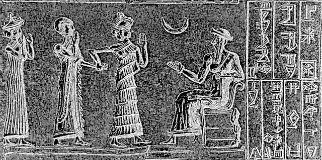 relevo de três pessoas se aproximando de uma pessoa sentada, uma lua crescente é visível ao lado de três colunas de hieróglifos